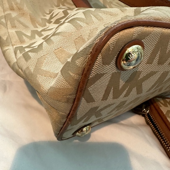 MICHAEL KORS TAN MONOGRAM TOTE 15x9 & ZIP AROUND WALLET - Picture 6 of 16